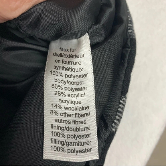 Maurice’s plush vest size large black/white plaid EUC - Picture 7 of 7